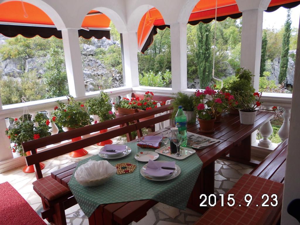 Vila Jadranka Apartments And Rooms Omisalj Luaran gambar