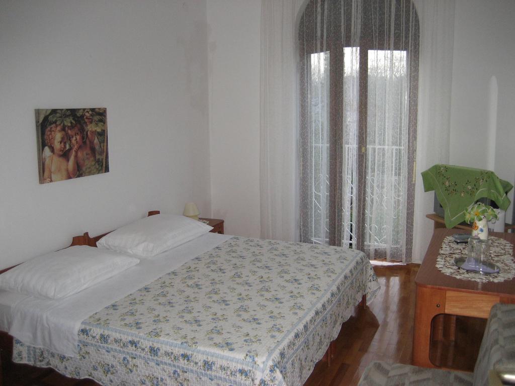 Vila Jadranka Apartments And Rooms Omisalj Luaran gambar