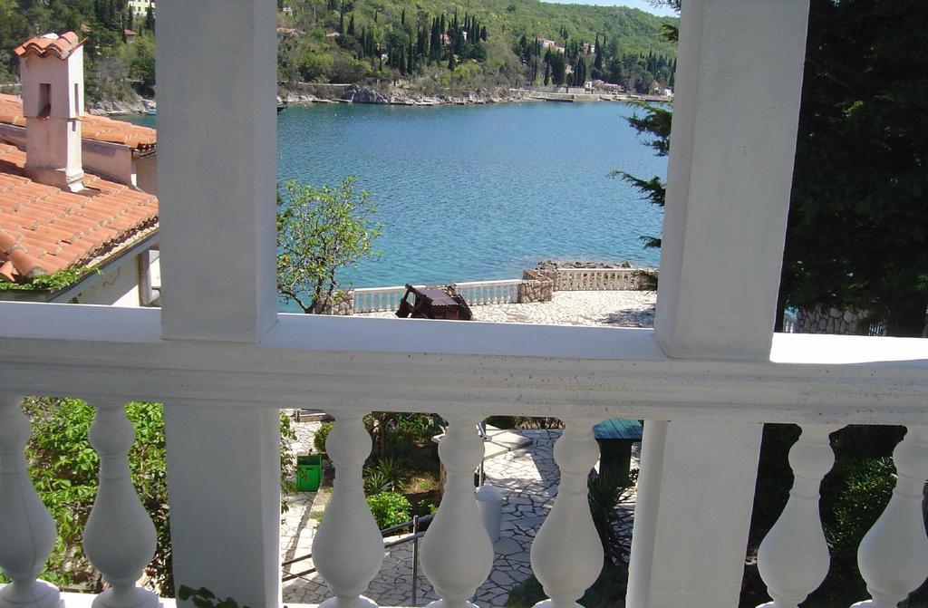 Vila Jadranka Apartments And Rooms Omisalj Luaran gambar